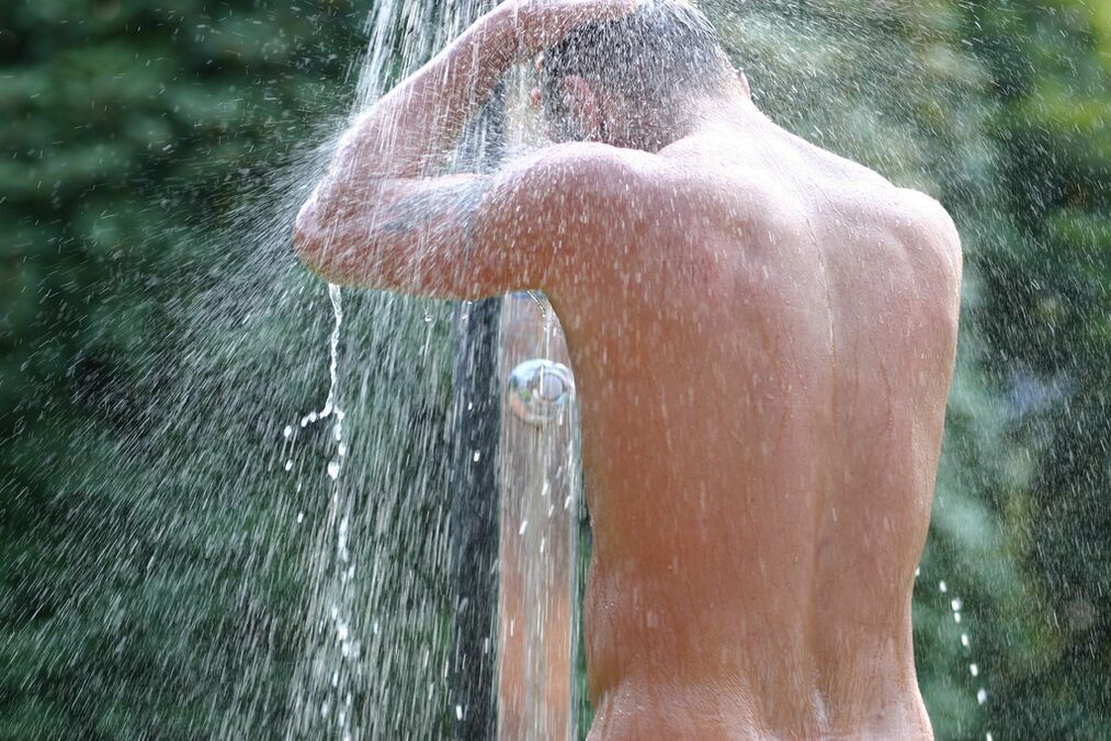 Nach einem Bad mit Soda muss ein Mann eine kühle Dusche nehmen. 