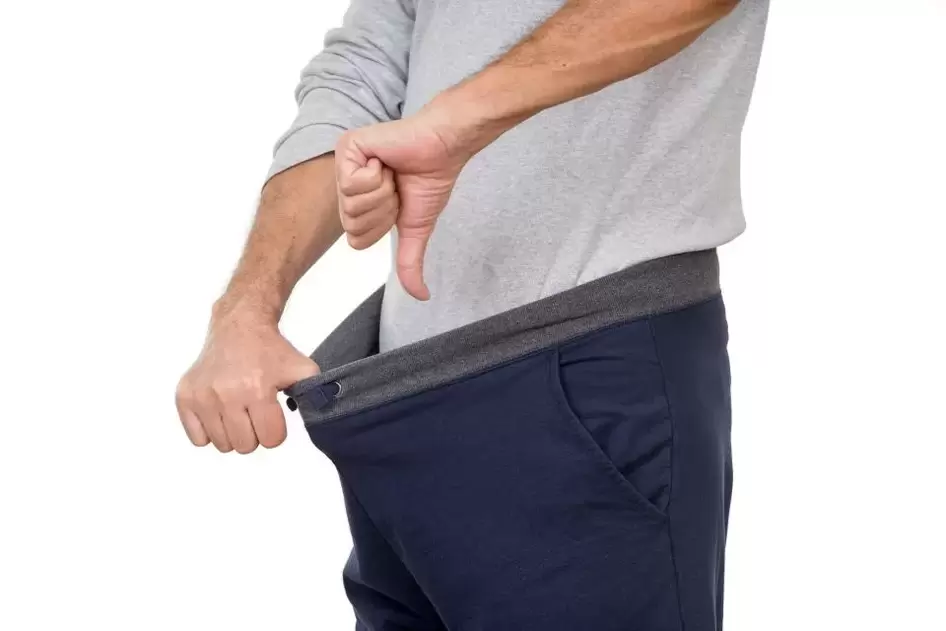 Ein Mann ist mit der Größe seines Penis unzufrieden und weiß nicht, wie er ihn vergrößern kann