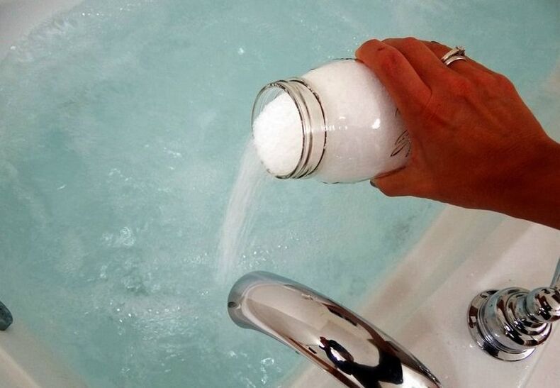Ein Bad mit Limonade nehmen, um den Penis zu vergrößern